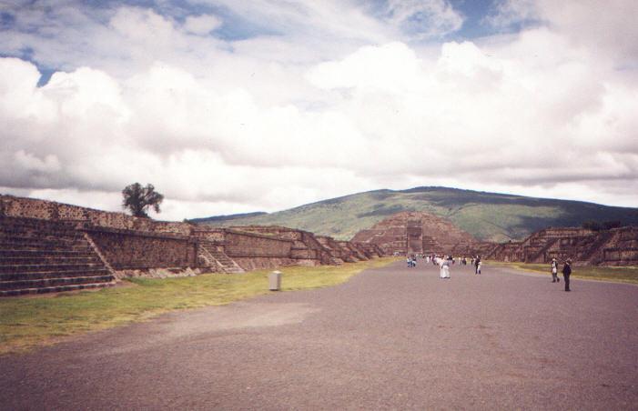 Foto: Mexiko-Ulice Mrtv�ch, pohled sm�rem na Pyramidu M�s�ce