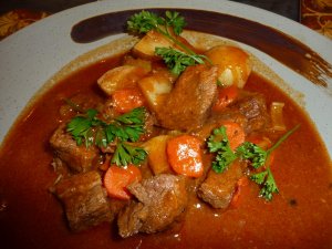 Recept online: Hov�z� na v�n�: Osma�en� maso a slanina du�en� ve v�varu se zeleninou, ochucen� v�nem, bylinkmi a raj�atov�m protlakem
