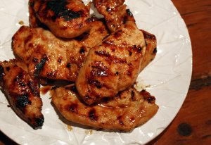 Recept online: Kr�t� maso se �vestkami: Sm�s restovan�ho kr�t�ho masa du�en�ho s cibul�, �esnekem, ko�en�m, �vestkami a mandlemi