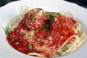 Recept online: �pagety s �erven�m pestem: T�stoviny s �erstv�m raj�atov�m pestem
